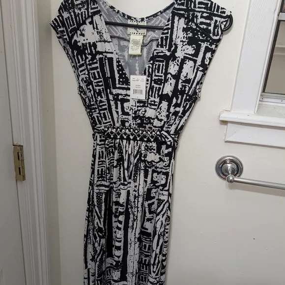 Black and White Patterned Women's Dress BNWT Size 8 - Picture 1 of 2
